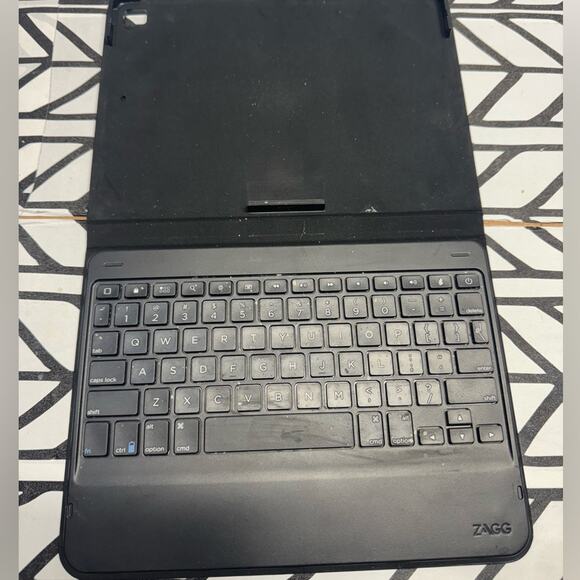 Black Zagg IPad Case with keyboard - Picture 1 of 3